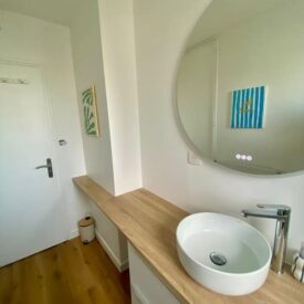 Aménagement d'une salle de bains avec meuble vasque