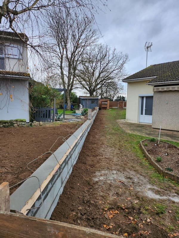 Construction d’un muret pour la pose d’une nouvelle clôture