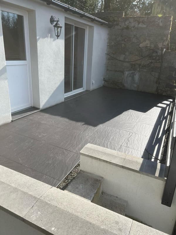 Pose de carrelage extérieur sur une terrasse