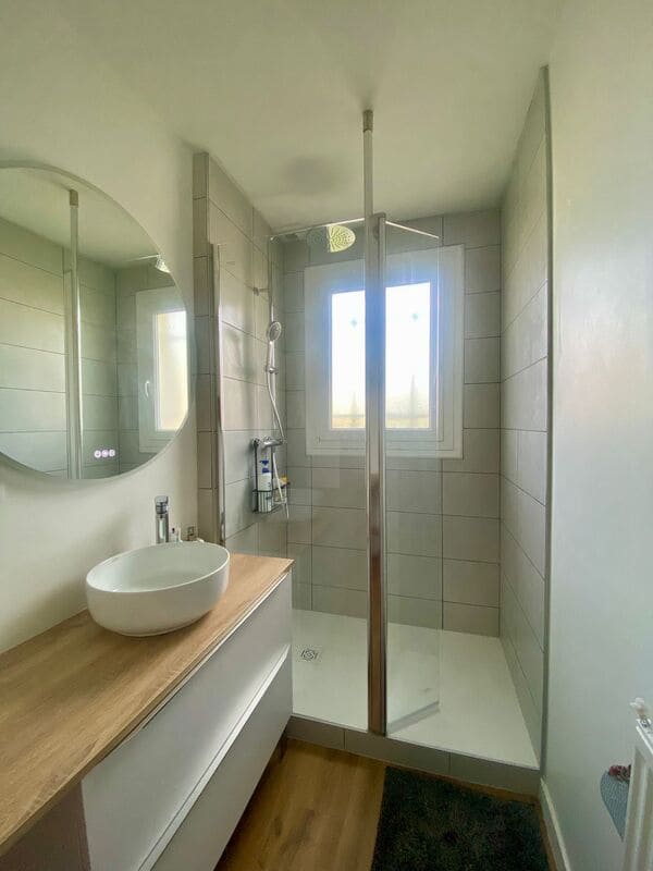 Salle de bains rénovée avec douche à Cholet