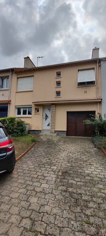 Façade d'une maison avant travaux d'isolation thermique par l'extérieur