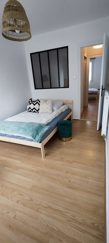 Chambre rénovée avec verrière intérieure