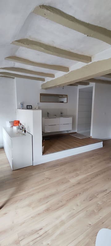 Salle de bain après rénovation complète avec vasque