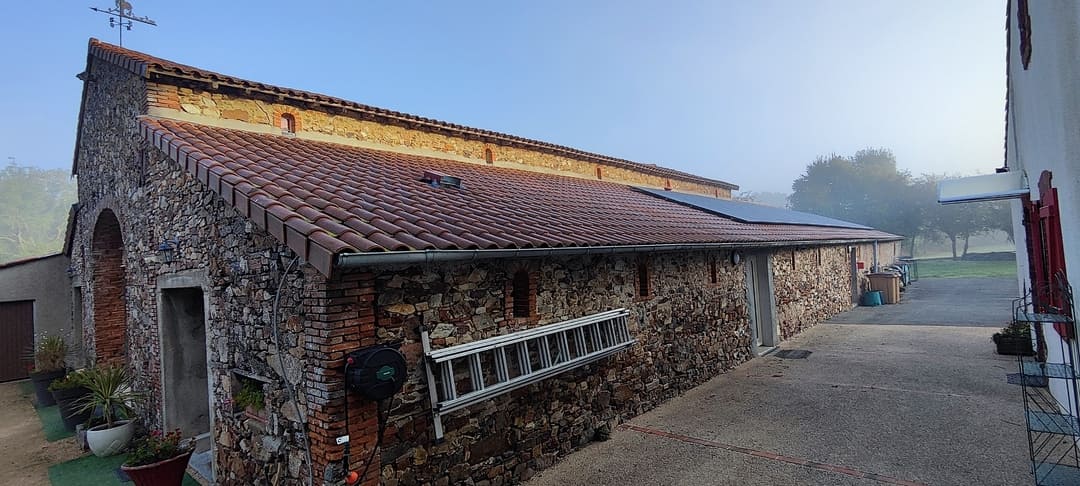 Installation de panneaux solaires sur la toiture d'une maison