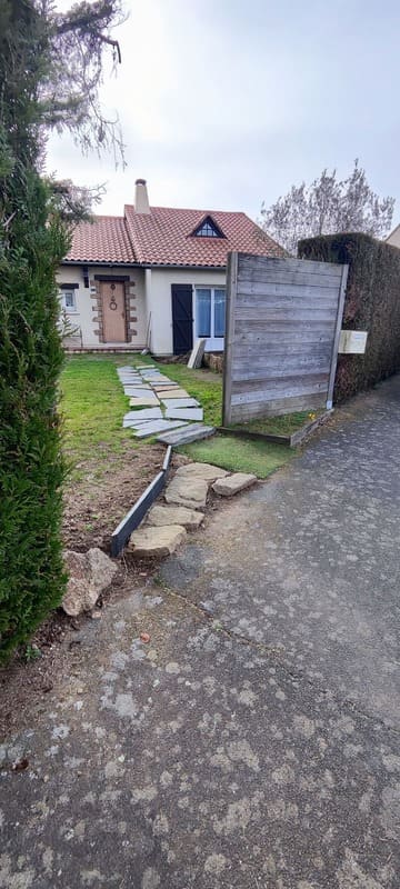 Voie d’accès avant rénovation d’une maison à Cholet