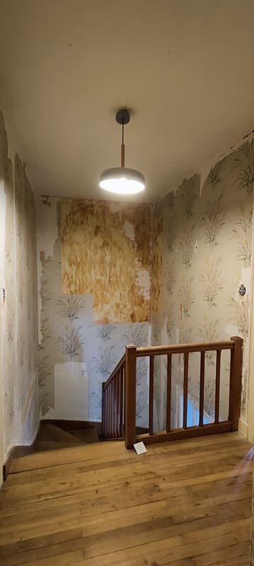 Palier et escalier avant travaux de rénovation intérieure