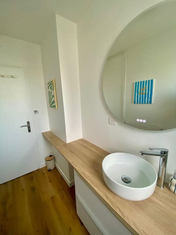 Meuble vasque dans une salle de bains rénovée à Cholet