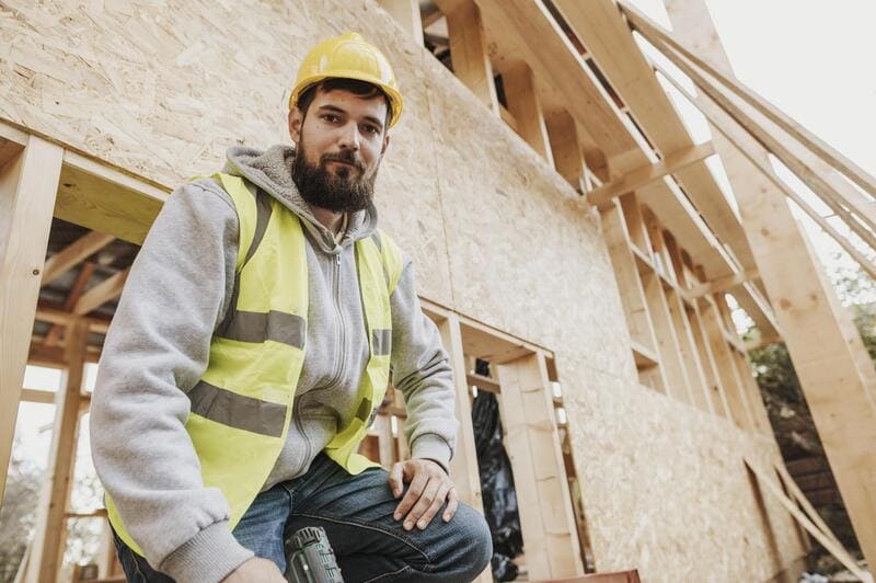Artisan qualifié sélectionné par Coarti Travaux pour un chantier de rénovation de maison